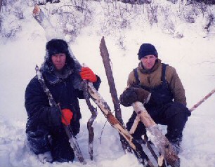 Март 2003 г. Подкормка речного бобра на оз. Арылах. Слева на право госинспекторы НПП Вализер Ю., Будник В.